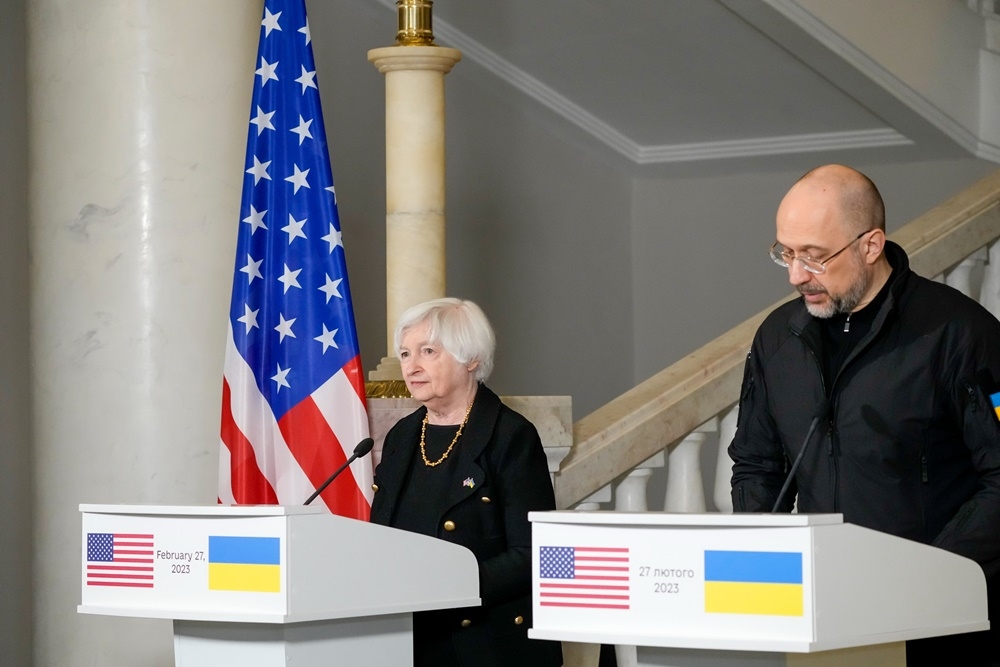 葉倫呼籲國會儘快批准援烏資金。圖為今年2月，葉倫（左）與烏克蘭總理什米加爾（右）在基輔舉行記者會。（取自美國財政部臉書）