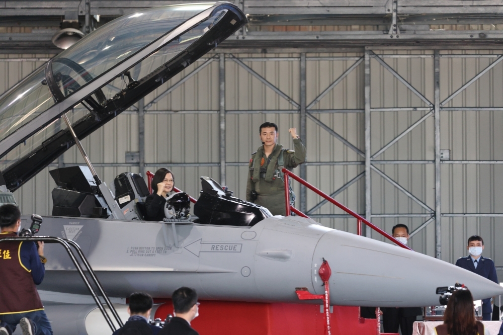 空軍141架F-16A/B型戰機構改升級為F-16V（blk20）戰機，漢翔規劃21日舉行完成儀式。圖為蔡英文2021年校閱空軍戰機畫面。（資料照片／陳愷巨攝）