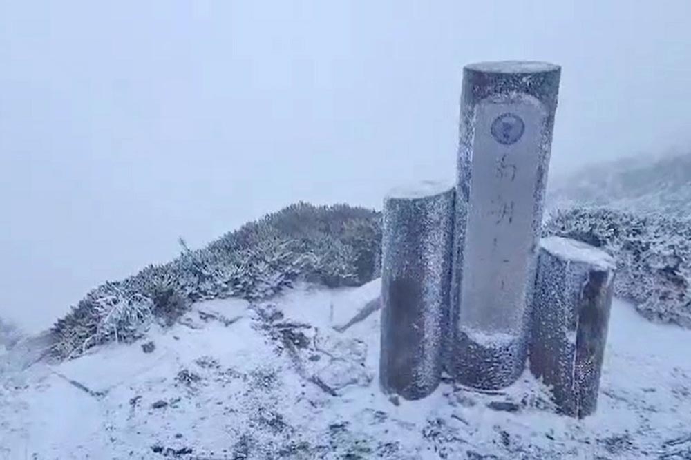冷氣團來襲，南湖大山主峰昨天也降下今年的初雪。（嘉明湖熊出沒企業社授權提供）