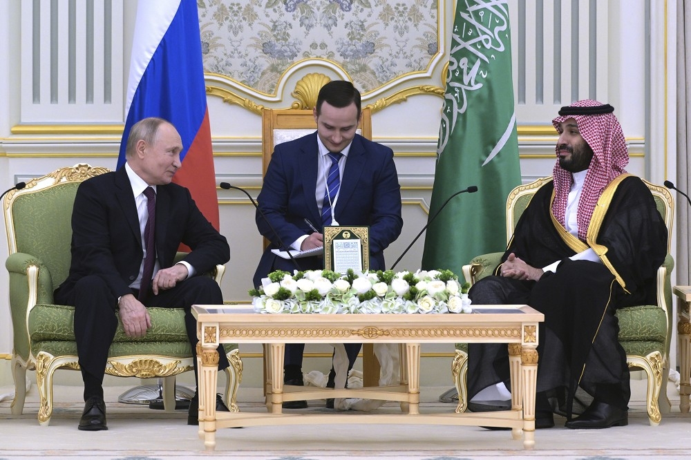 俄國總統普丁（左）6日與沙國王儲薩爾曼（右）會面，討論原油產量等議題。（美聯社）