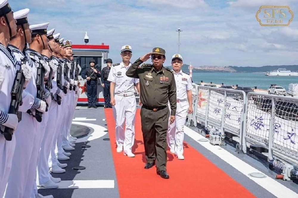 身著戎裝的柬埔寨前防長狄班，登上解放軍軍艦參觀。（取自狄西哈臉書）