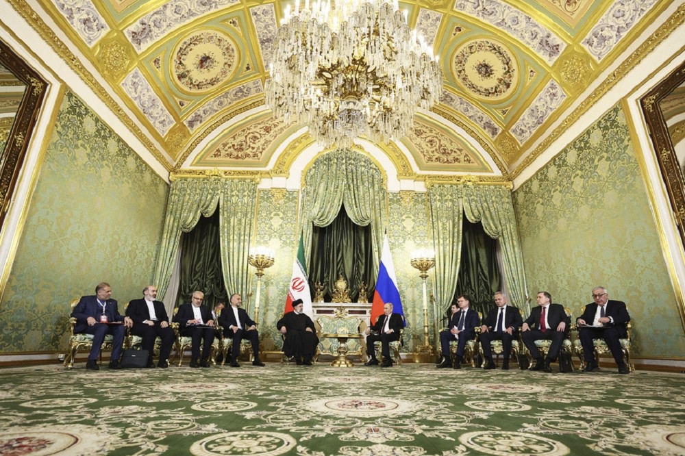 俄國總統普丁結束中東行返國後，次日便與造訪莫斯科的伊朗總統萊希會晤。（美聯社）