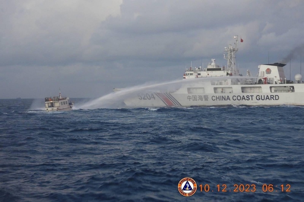 菲國海巡發言人10日，公布當日上午中國海警船隊對菲國補給船水砲攻擊的畫面。（取自X平台）