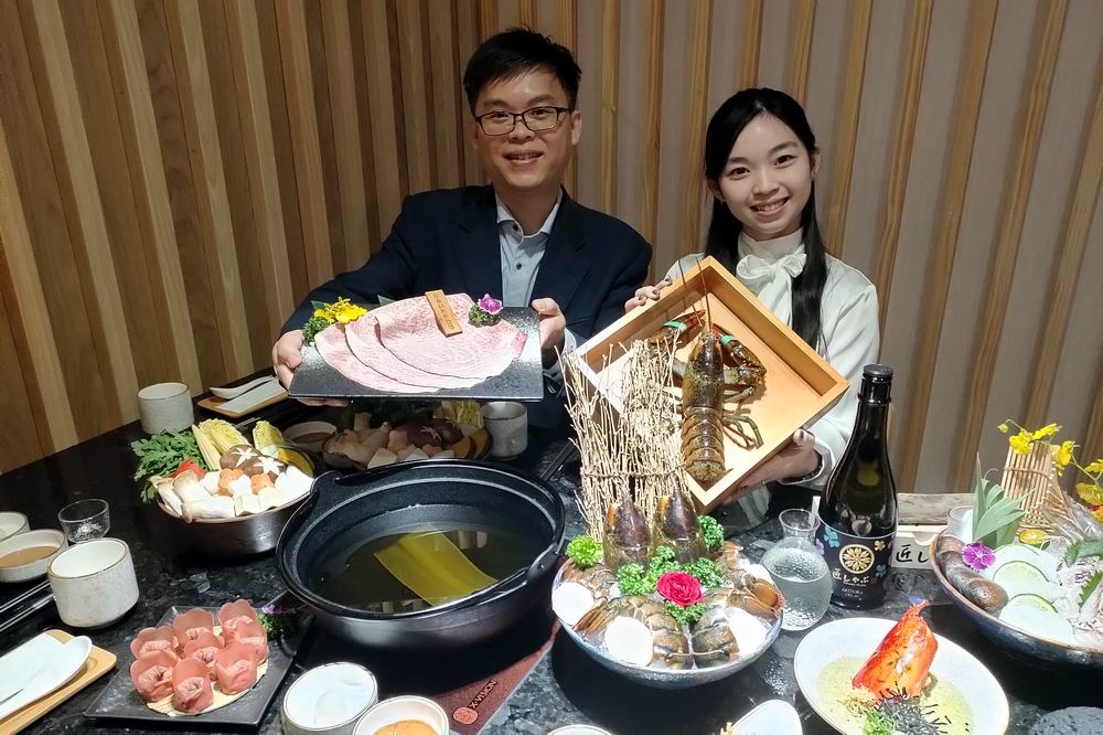 《匠極緻鍋物》一次品嚐活體龍蝦四吃與日本和牛。（楊文琳攝）