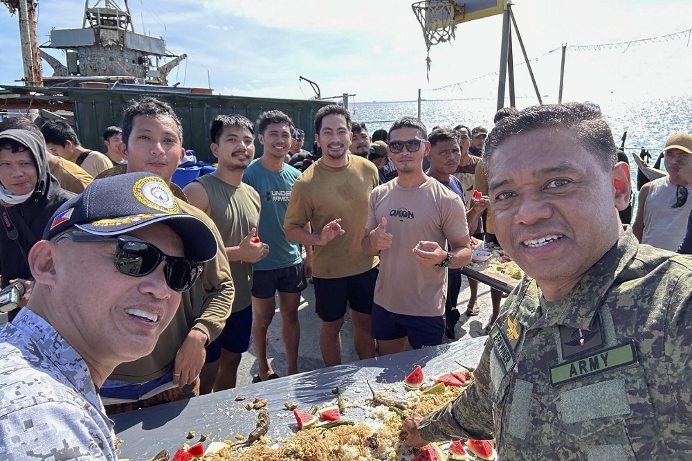 菲律宾参谋长布劳纳（右）突破中国海警船的封锁，登上「马德雷山号」。（美联社）(photo:UpMedia)