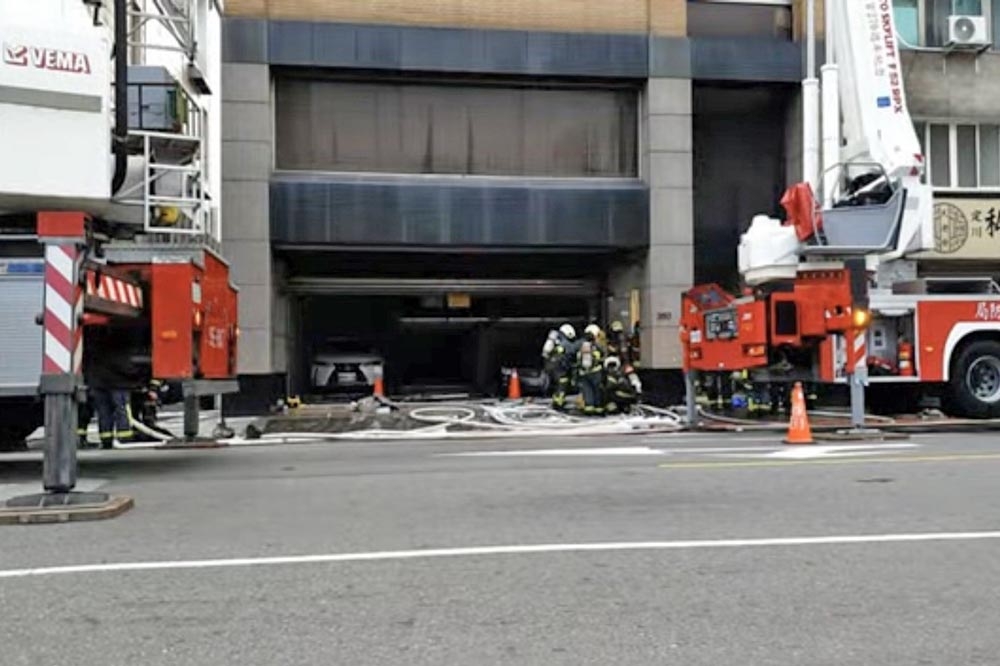 台北市長春路一棟環保局使用的大樓今天下午發生火警，1名女子一度受困。（翻攝畫面）