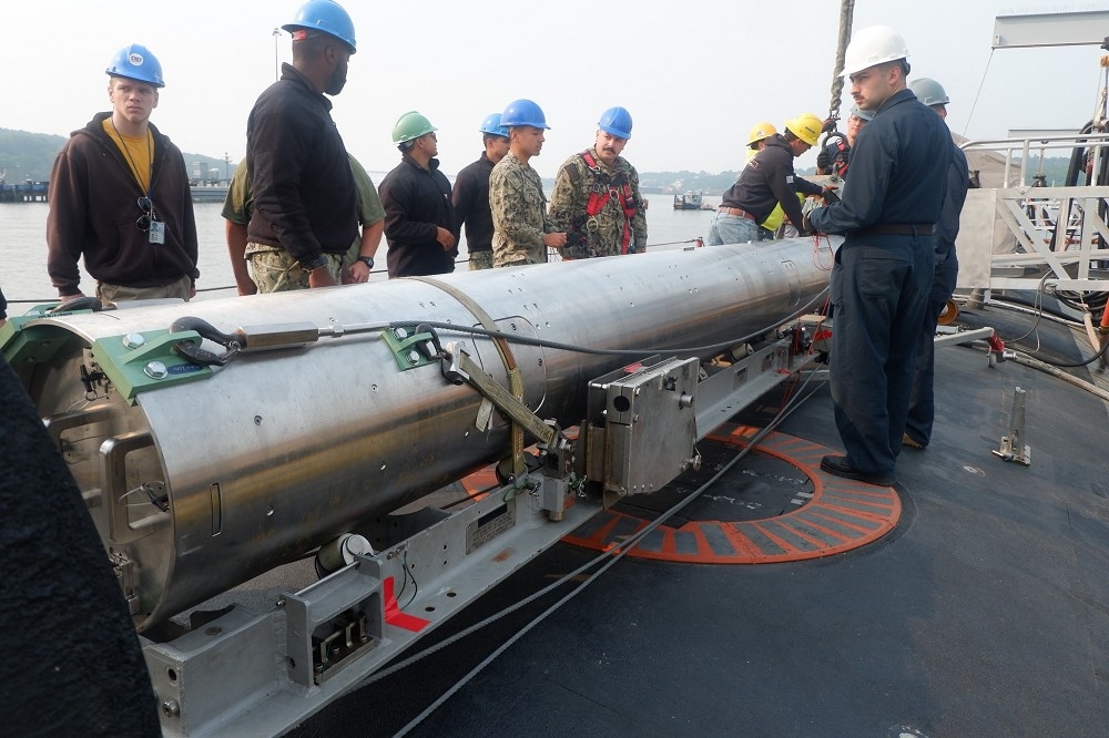 「黄海鳗」新型水下无人载具被收纳在管状装置中，透过标准鱼雷发射管发射与回收。（取自第32潜舰战备战队）(photo:UpMedia)