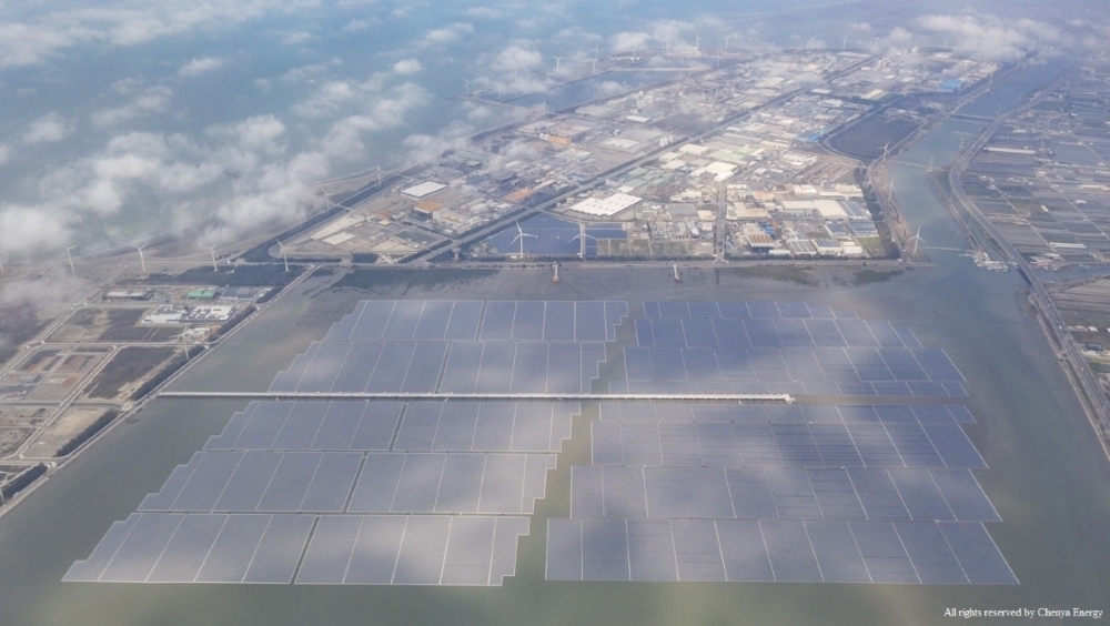 全球最大海上型太陽能電廠彰濱崙尾東一號及二號空拍圖。（辰亞能源提供）