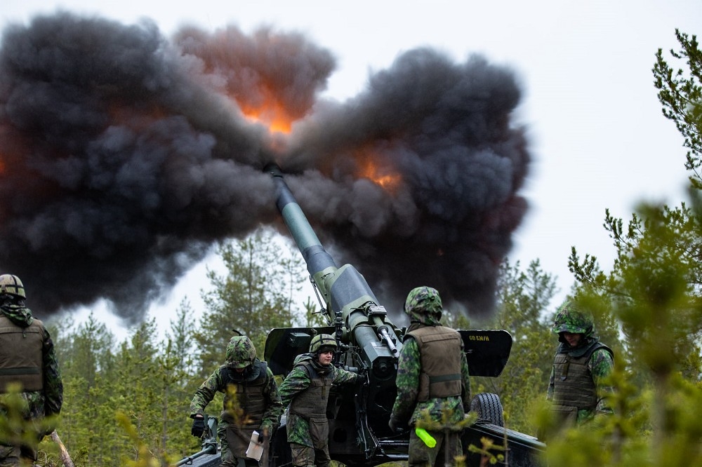 芬軍的俄製152公厘2A36加農砲在演習中開火。（取自芬蘭陸軍）