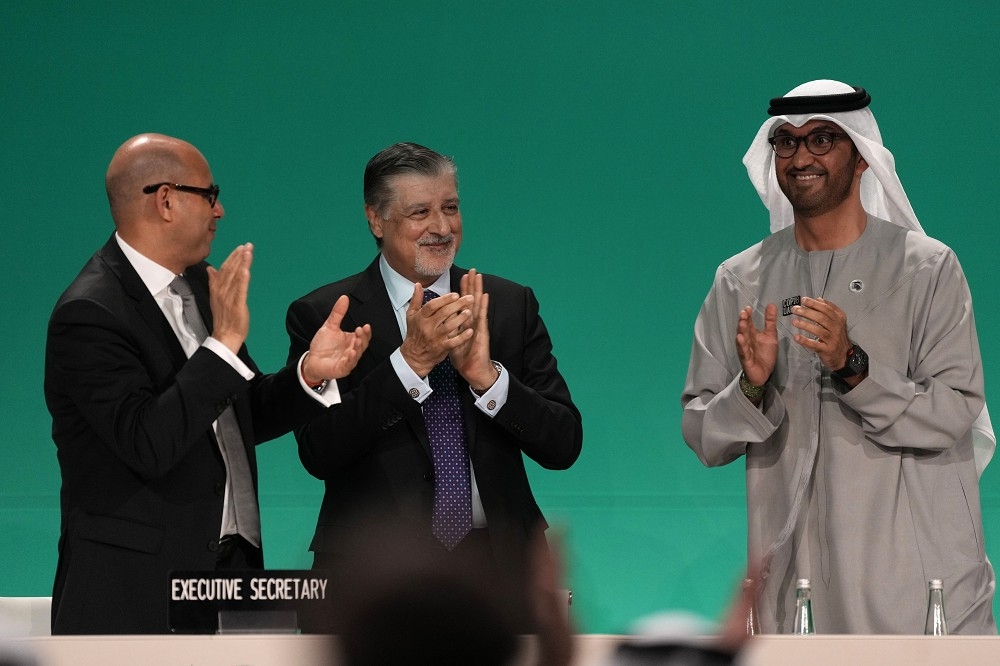 COP28大会主席贾比尔（右）、大会执行长阿敏（中）以及联合国气候变迁事务主管斯帝尔，在协议通过后鼓掌欢庆。（美联社）(photo:UpMedia)
