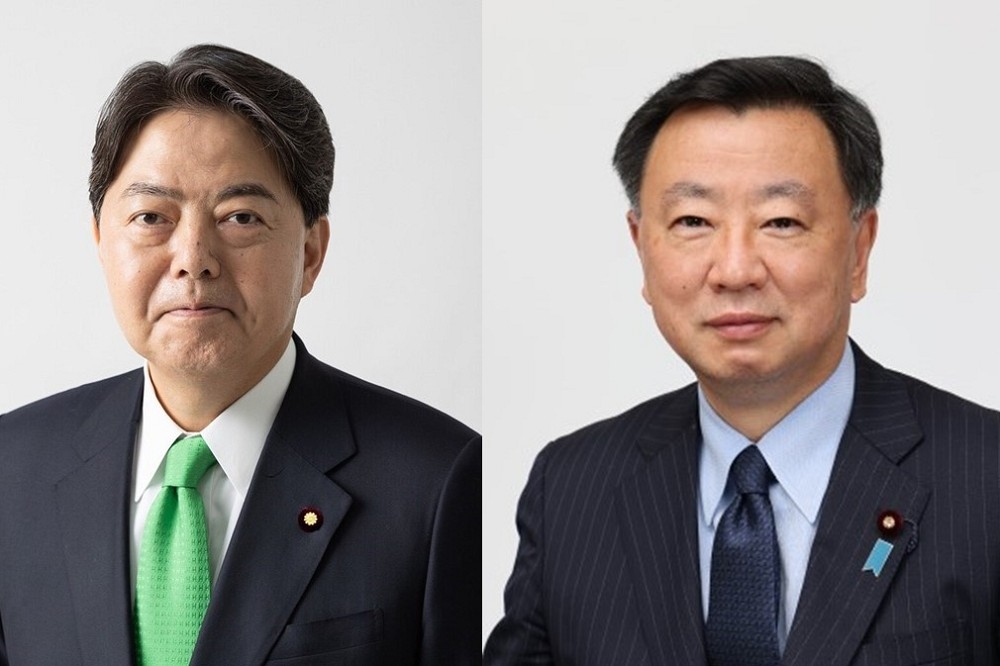岸田內閣今日將宣布人事異動，其中現任內閣官房長官松野博一（右）將由前外務大臣林芳正（左）接任。（取自維基）

