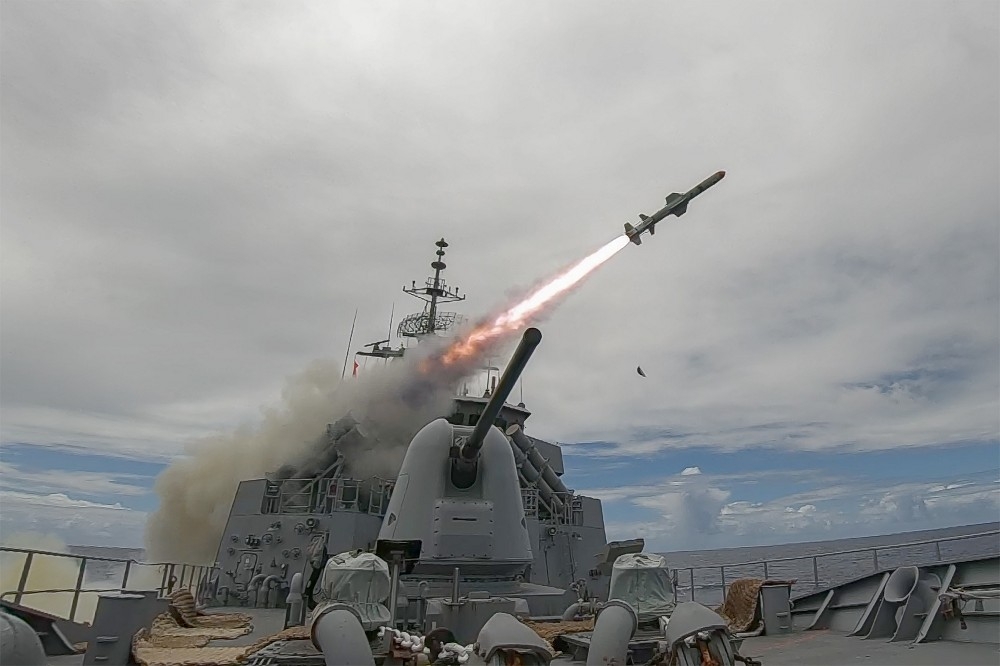 新年度NDAA要求美國政府加速向台灣交付「魚叉」反艦飛彈、批准澳洲取得核動力潛艦，提升在印太地區嚇阻中國軍事擴張力量，圖為美軍進行「魚叉」實彈演訓。（取自DVIDS網站）