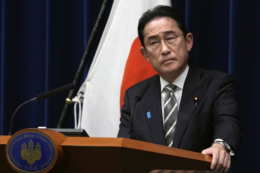 日本首相岸田文雄在記者會上神情嚴肅，顯見政治獻金申報不實風波，的確對其執政地位造成嚴重影響。（美聯社）
