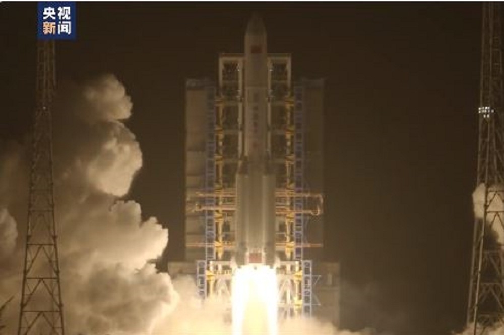 長征五號遙六運載火箭，15日在海南文昌發射基地成功第六次發射。（取自央視微博）