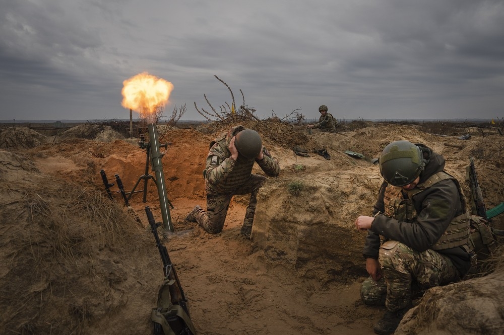 美、烏官員指出，烏克蘭前線官兵已開始進行彈藥配給，凸顯對軍援需求的迫切，圖為烏軍進行實彈演訓的情形。（美聯社）