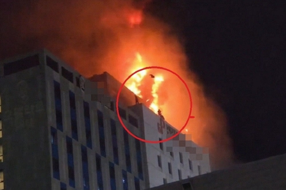 南韓仁川市中心發生嚴重火警，有民眾從飯店頂樓跳往另1棟建築物逃生。（取自X平台@pM68slZrpX2gYWy）