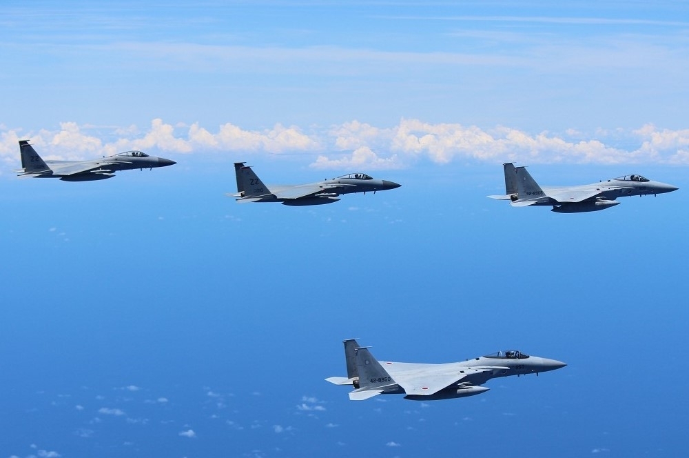 去年在嘉手納進行聯演的美日F-15戰機編隊。（取自嘉手納空軍基地）