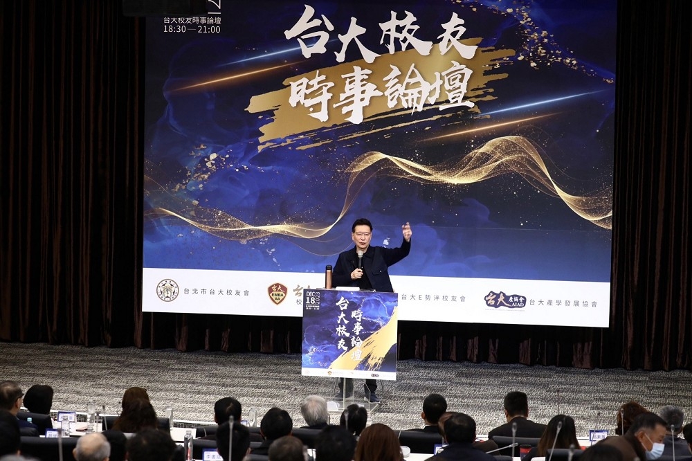 国民党副总统候选人赵少康今晚（18日）参与台大学生座谈会并回答青年问题，争取年轻人及中间选票。（王侑圣摄）(photo:UpMedia)