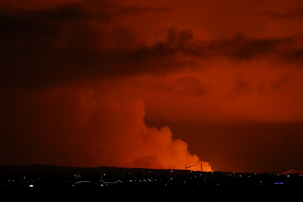 冰島火山爆發，鮮紅的天空籠罩首都雷克雅維克。 （美聯社）