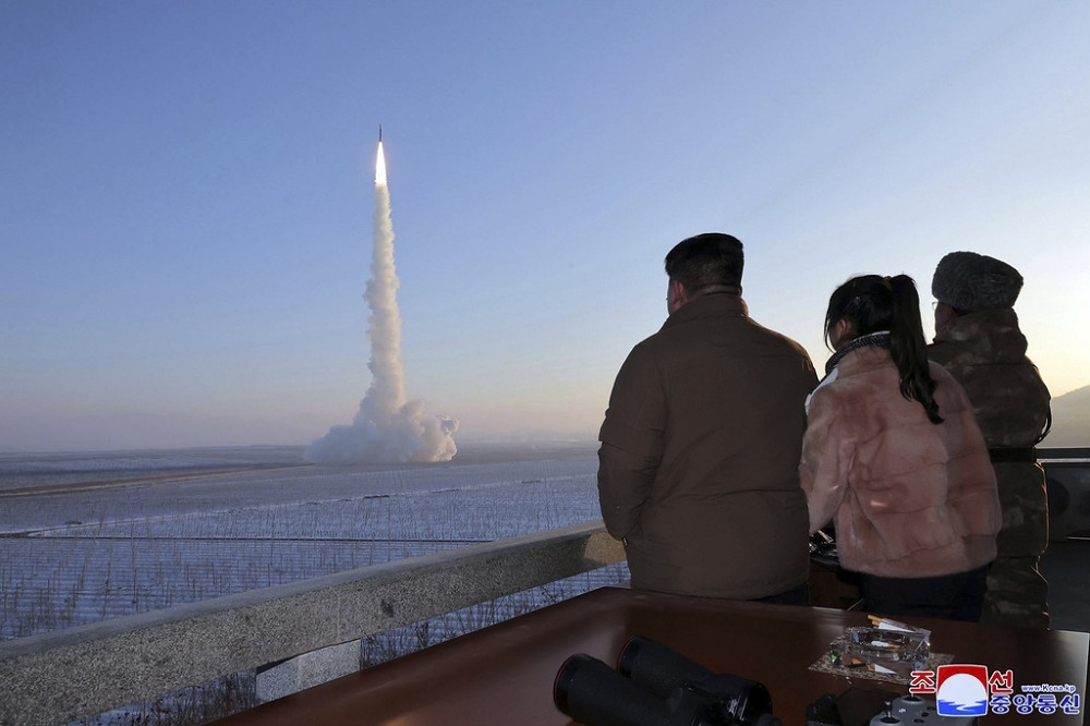 北韩领导人金正恩在爱女金主爱陪同下，视察「火星18型」洲际弹道飞弹发射。（美联社）(photo:UpMedia)