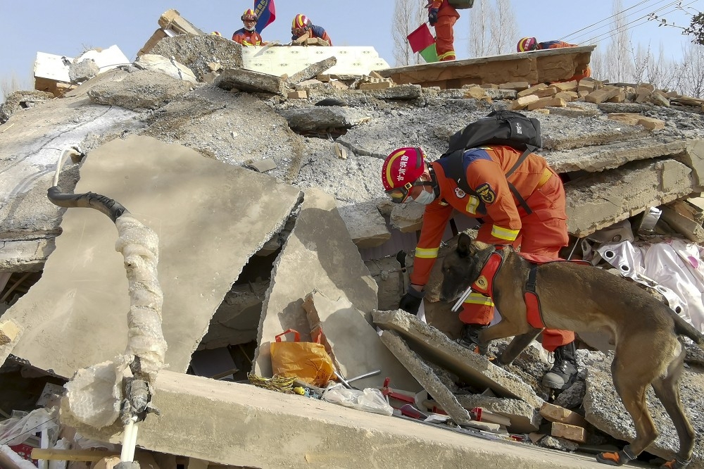 中國甘肅18日深夜發生規模6.2強震，已造成127人死亡，超過15萬間房屋毀損，由於當地天氣嚴寒，救援難度大增。（美聯社）