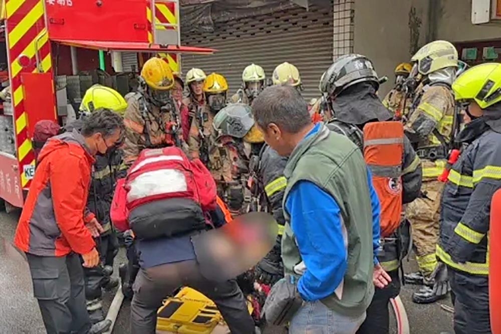 台南一棟公寓上午傳出火警，23歲女子救出後沒有生命跡象，送醫急救。（取自記者爆料網）