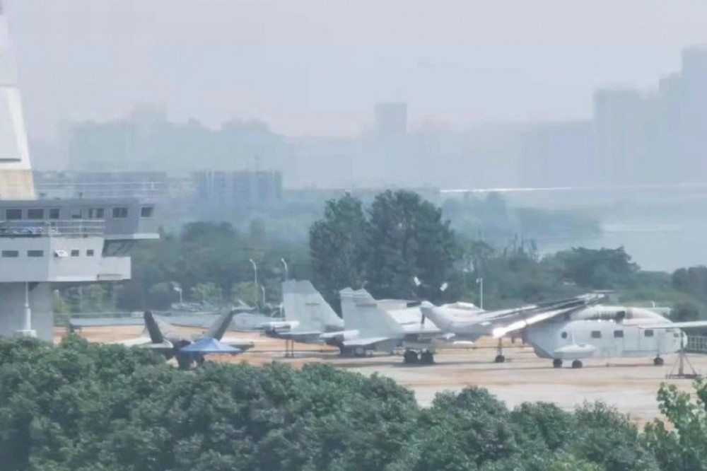 位於武漢的地面航母設施，近日傳出也布置了GJ-11無人機模型的消息。（取自The Drive）