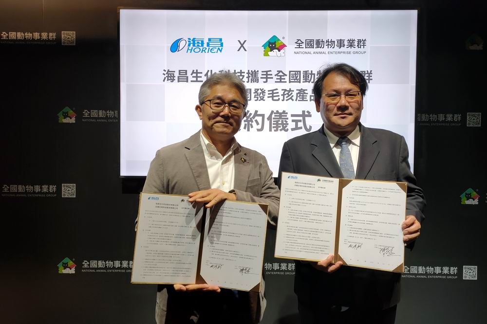 全國動物事業群執行長陳道杰（左）與海昌生技總經理何信裕簽訂合作協議。（楊文琳攝）