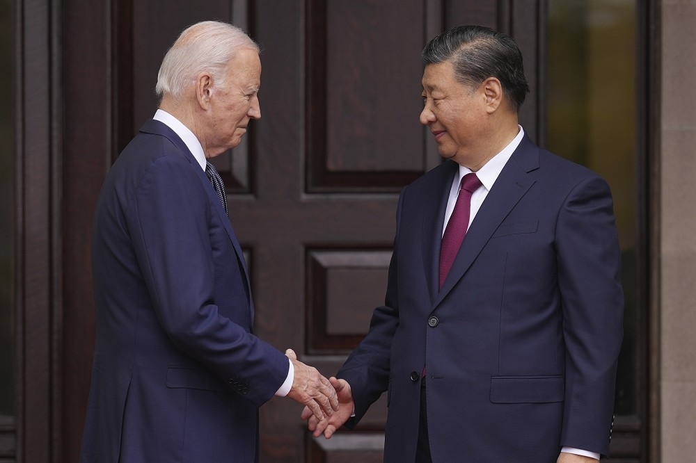 美國總統拜登與中國領導人習近平，11月在舊金山費羅麗莊園握手，進行雙邊峰會。（美聯社）