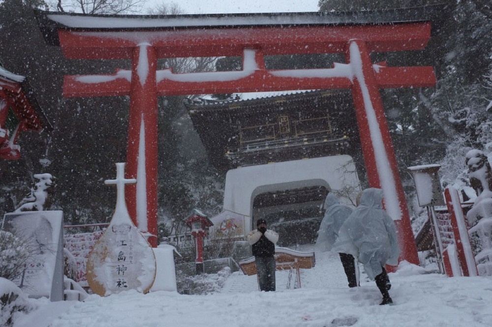 日本在極地寒流影響下，包括北部、西部地區都將出現大量降雪，氣象單位呼籲民眾做好防寒準備。（美聯社）