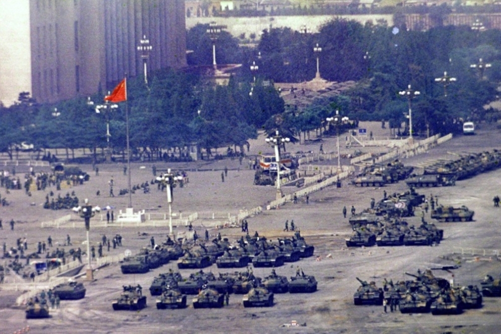 1989年，中國為鎮壓民主運動出動坦克、裝甲車、砲兵等武裝部隊。（資料照片／美聯社）