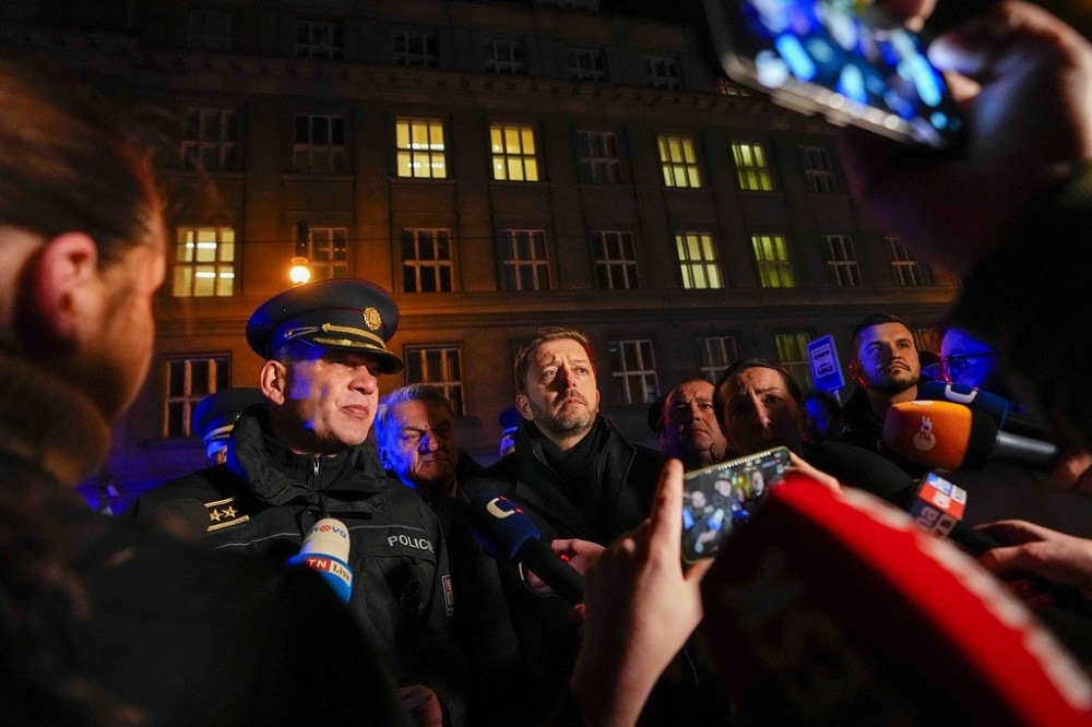 捷克內政部長庫拉桑和警察首長馮德拉塞克在案發後召開記者會。（美聯社）