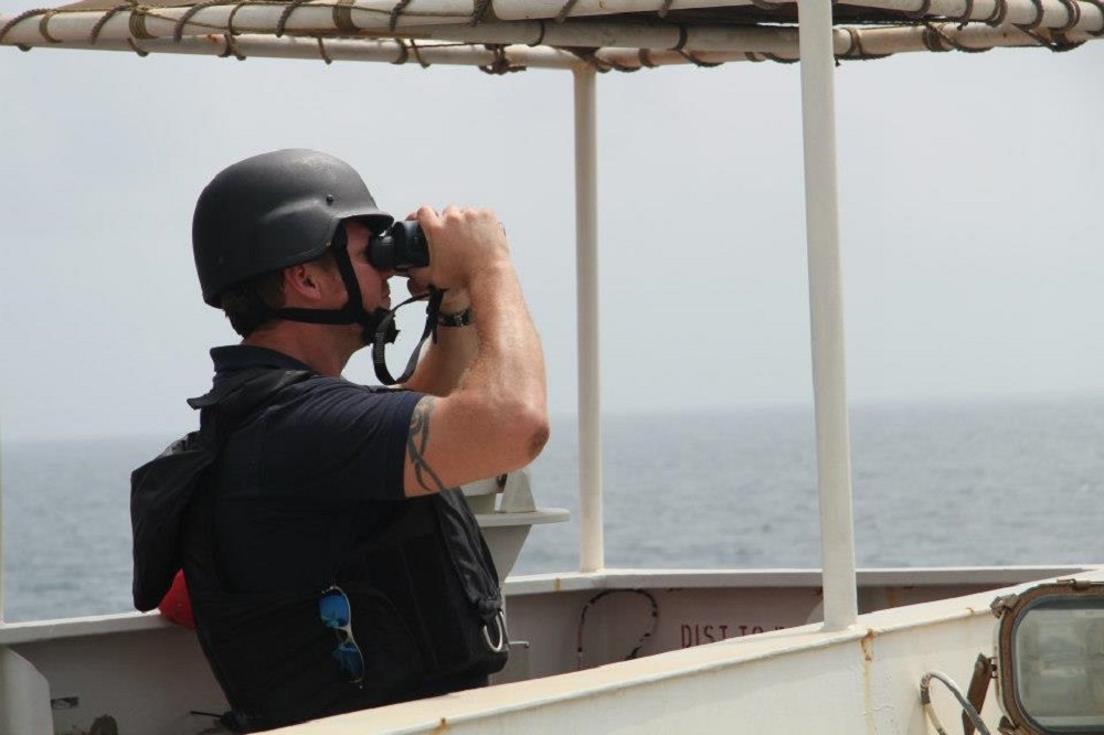 登船的「安布雷」公司武裝人員，在通過危險海域時提高警戒。（取自安布雷公司）