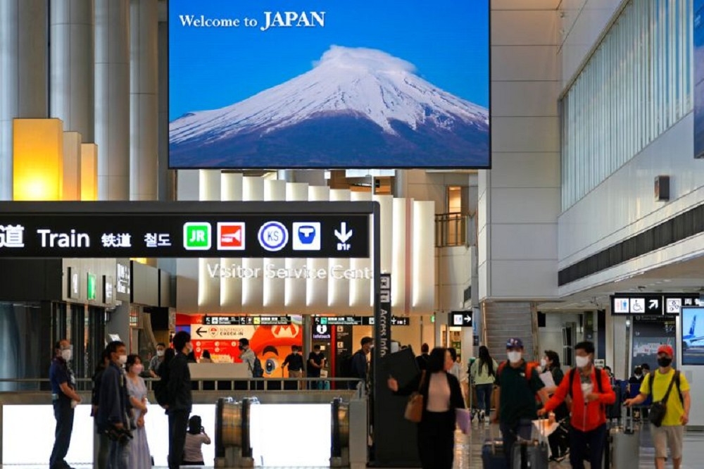 日本政府擬在明年推出事前登錄制度，以期通關更快速。圖為東京成田機場。（美聯社）