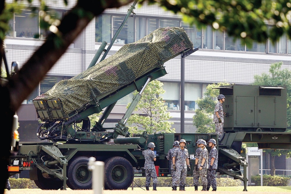 日本內閣會議通過對於軍備輸出方針的修正，開放向美國輸出愛國者飛彈，圖為部署在防衛省內的愛國者飛彈陣地。（美聯社）