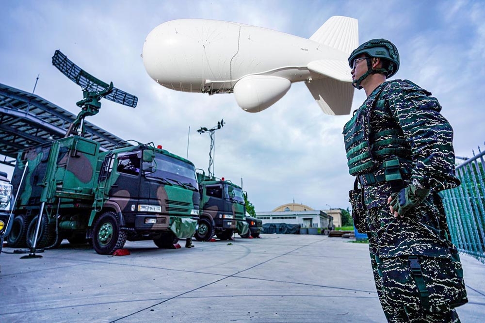 美方启运浮空器装备前往台湾，海军2024年预算却未编列任何预算来部署，正绞尽脑汁筹谋经费。（合成画面／张哲伟摄、TCOM官网）(photo:UpMedia)
