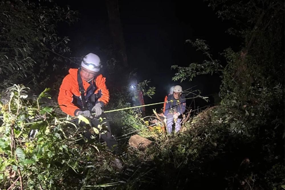 南投一輛載著7名菲律賓遊客的包車翻落山谷，警消獲報緊急前往現場救援。（翻攝畫面）