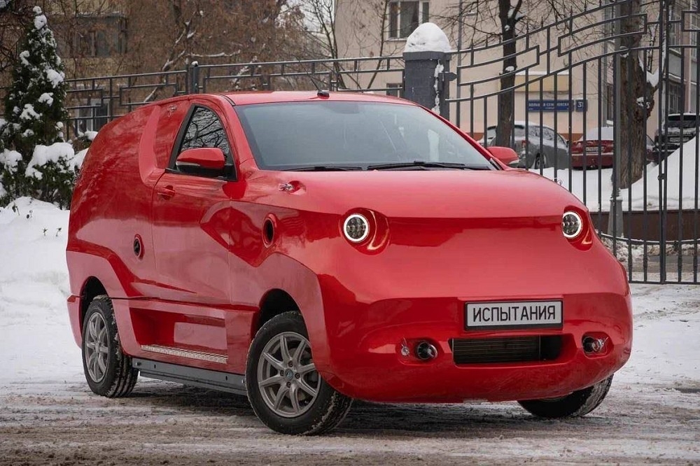 歐美網友稱俄國首款電動車設計「史上最醜」。（取自@Eyaaaad）