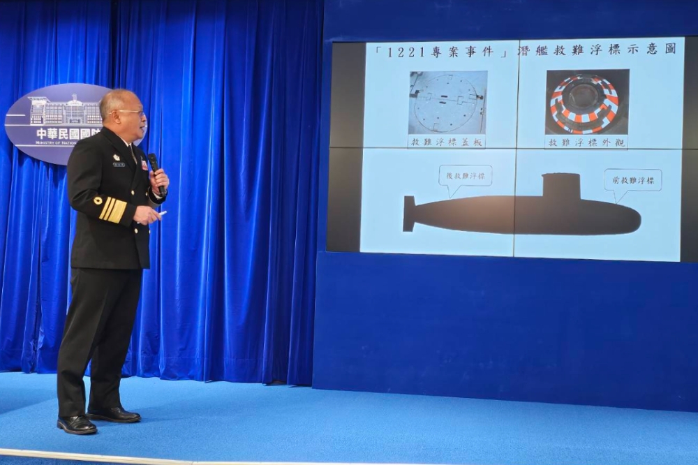 海軍參謀長吳立中26日對外說明海軍海虎潛艦整個意外事故的過程。（朱明攝）