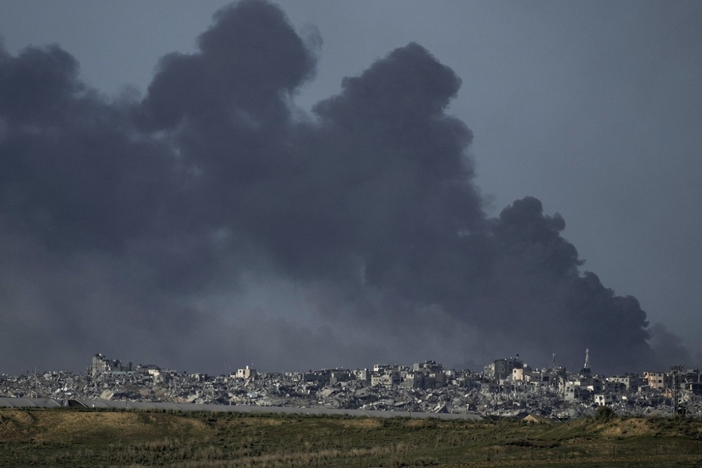 以色列防长在国会报告时，警告该国将面临「多线」作战。图为空袭加萨产生的爆炸烟幕。（美联社）(photo:UpMedia)