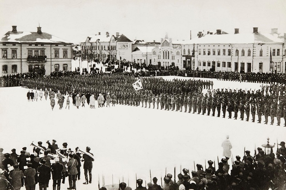 1918年2月，正進行閱兵的芬蘭獵兵部隊。（圖片摘自維基百科）