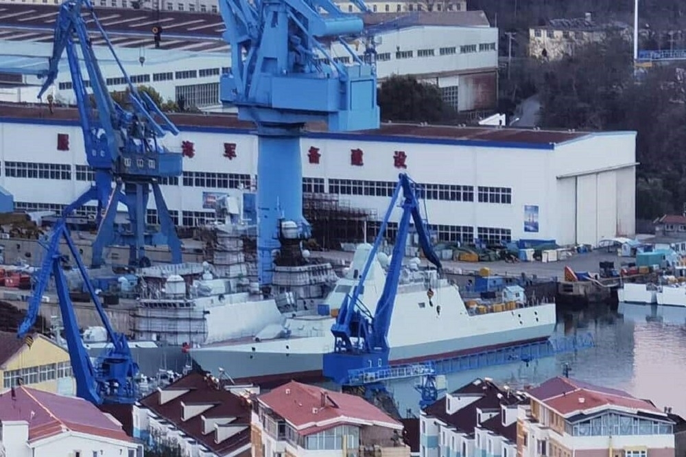 中國媒體報導外國間諜監控海軍設施，被警覺的房東舉報破獲。圖為11月下旬遼南造船廠曝光的新型軍艦。（取自Naval News）