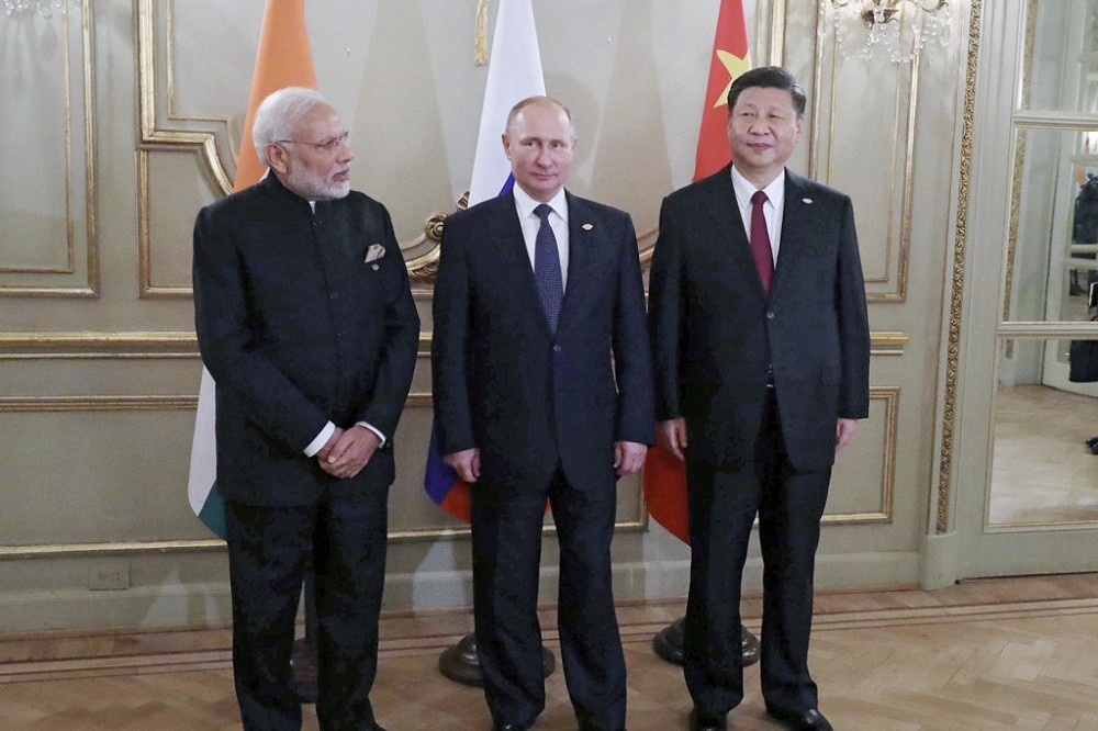 俄罗斯与中国、印度的原油贸易关系愈发紧密。图为三国领导人2018年在布宜诺斯艾利斯G20峰会上会晤。（资料照片／美联社）(photo:UpMedia)