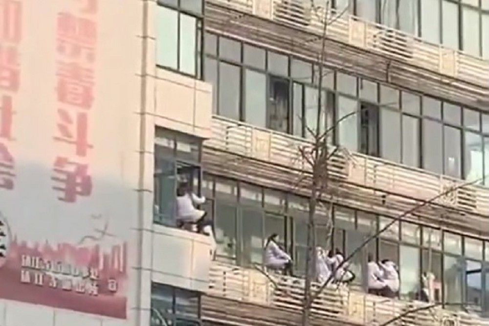 中國四川遂寧發生醫護人員爬窗討薪維權，讓公立醫院經營生存問題浮上檯面。（取自新浪網）