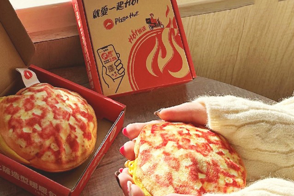 必勝客把夏威夷披薩變得比手掌還要小！必勝客「披薩暖暖包」全球限定開賣（必勝客提供）