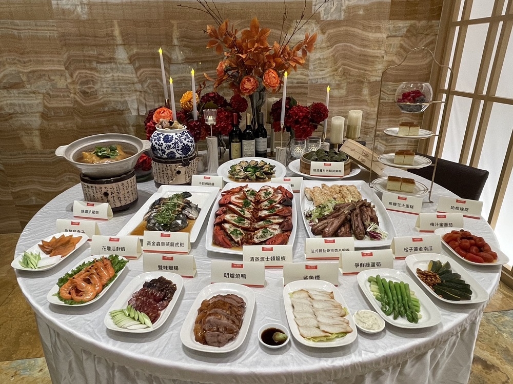 高雄林皇宮推出， 除夕圍爐宴專案，每桌 18,888 元+10%(10 人份)以及每桌 12,888+10%(6 人份)，滿足大、小家庭的需求。(林皇宮提供)