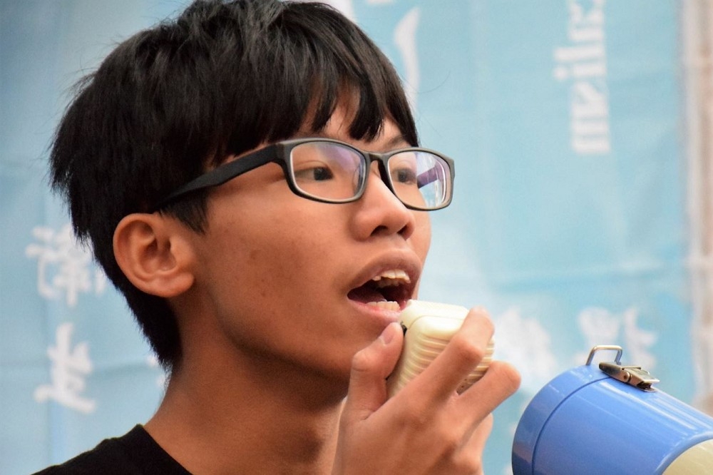 今年才22歲的鍾翰林15歲就投身香港社會運動。2020年10月被控觸犯《港版國安法》的分裂國家罪、串謀發表煽動刊物罪及兩項洗黑錢罪。（維基百科）