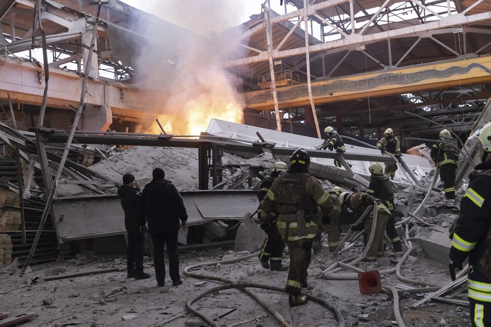 乌克兰遭受开战以来规模最大空袭，图为北部大城哈尔科夫消防队正在扑灭因为攻击而起的火势。（美联社）(photo:UpMedia)