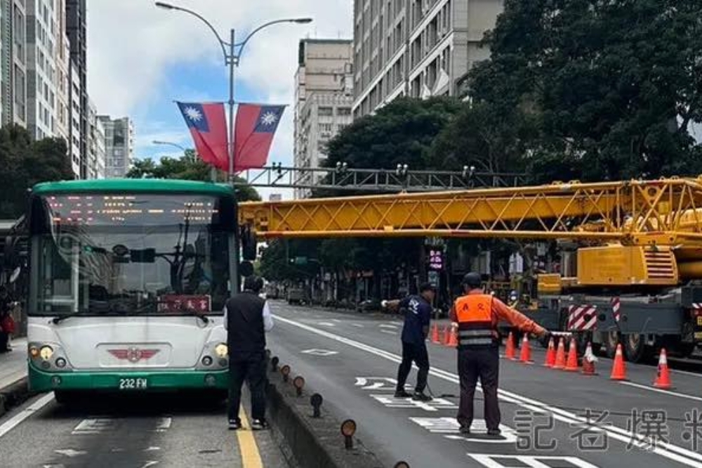 北市施工機械吊臂，突然砸中「紅31」公車，嚇壞一旁乘客。（取自記者爆料網）