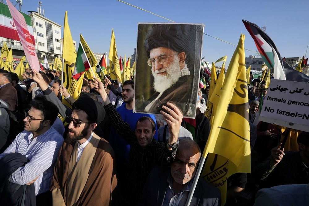 伊朗當局29日處決4名涉嫌與以色列情報機構的人士，圖為該國民眾在德黑蘭舉行支持巴勒斯坦的集會。（美聯社）